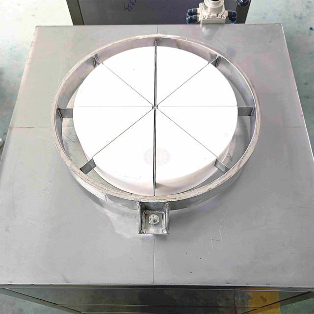 Пневматический поршневой автомат для резки сыра