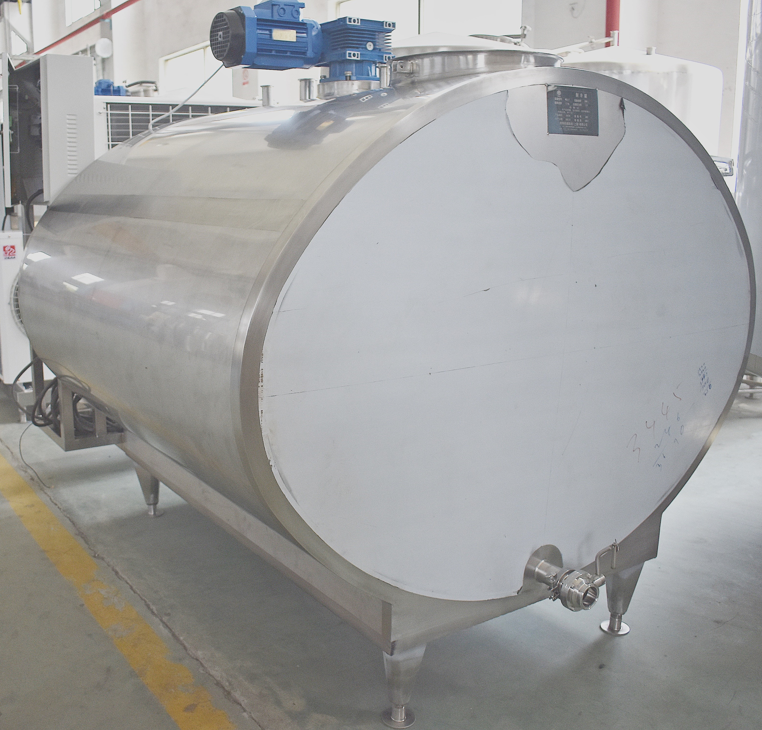 Танк охлаждения молока 