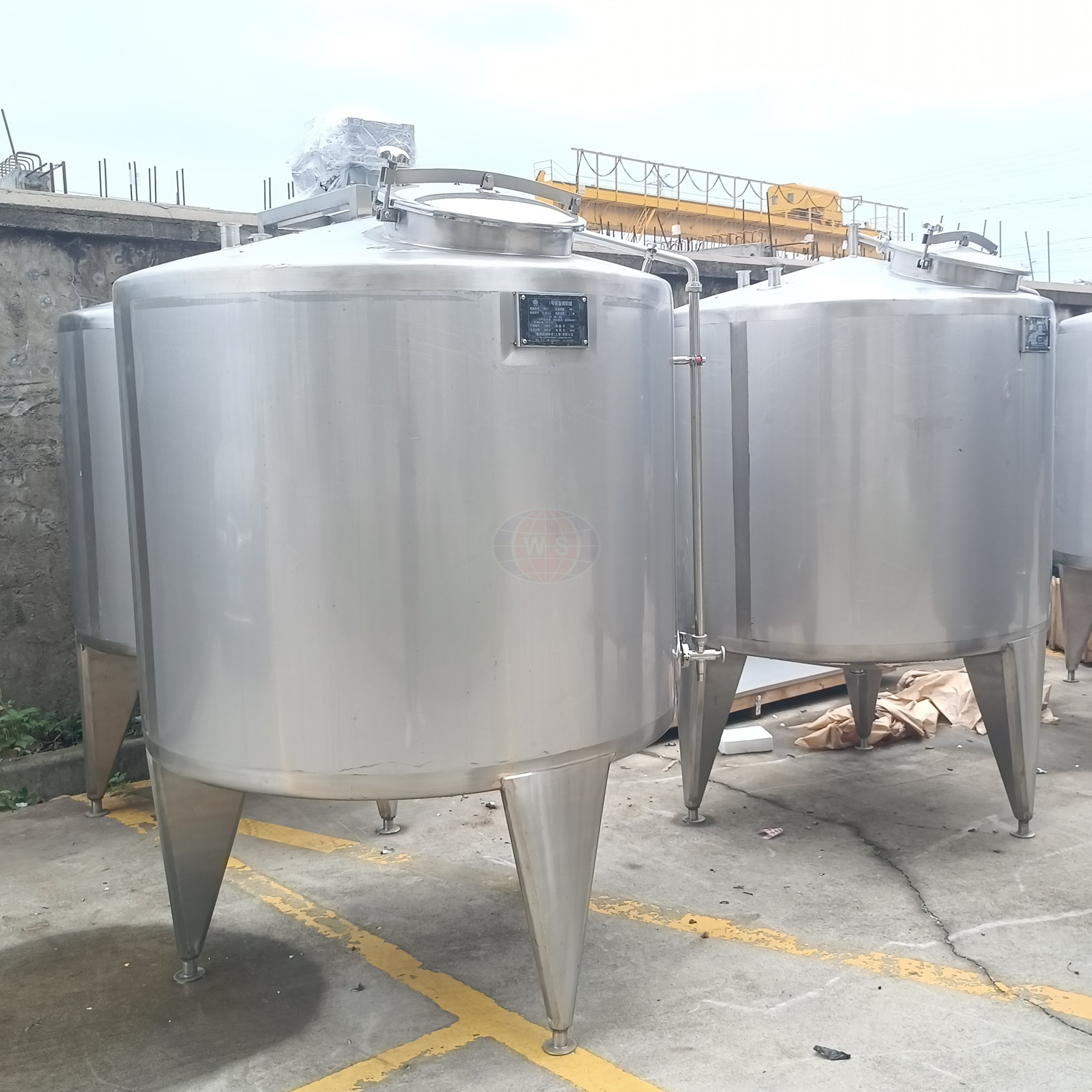 Резервуар для воды из нержавеющей стали против. Полиэтиленовый бак по сравнению